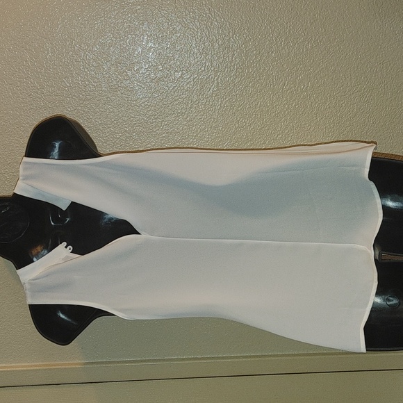 LUSH KEYHOLE FRONT FLOWY TOP - Picture 5 of 6